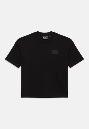 Tricou negru cu mâneci scurte și guler rotund, cu logo mic EA7 Emporio Armani pe pieptul stâng și etichetă pe gât, pe un fundal alb.