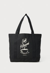 Svart totebag laget av slitesterk stoff, med et hvitt grafisk bilde av en kaffekopp og teksten "Café Kitsuné" og "Paris" i stilige skrifttyper.
