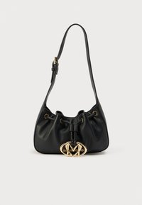 Μαύρη δερμάτινη τσάντα με στρογγυλεμένο σχήμα, κλείσιμο με κορδόνι και χρυσή διακριτική λεπτομέρεια λογότυπου. Λείο υλικό με λεπτή υφή κόκκων.