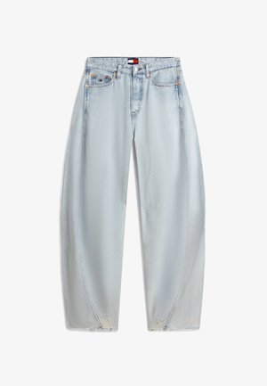 Jean en denim bleu clair à taille haute avec jambes larges, poches avant, petites déchirures aux ourlets et logo Tommy Hilfiger sur la ceinture et la poche.