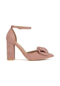 Zapato de tacón alto de ante rosa con puntera puntiaguda, tira en el tobillo y detalle decorativo de lazo en la parte delantera. Tacón cuadrado y grueso que ofrece estabilidad.