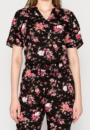 Completo due pezzi con stampa floreale nera, caratterizzato da maniche corte, top a scollo a v e pantaloni con vita elastica e dettaglio con lacci.