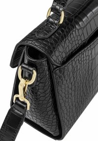 Czarna skórzana torebka o teksturowym, przypominającym skórę gada wzorze, z zapięciem w kolorze złotym i regulowanym paskiem.