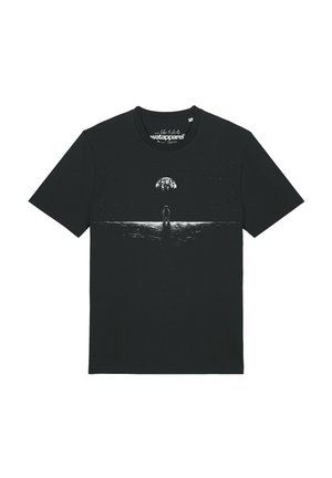 Schwarzes T-Shirt mit weißer Grafik eines Astronauten, der auf der Mondoberfläche steht und zur Erde sowie den Sternen im Hintergrund blickt.