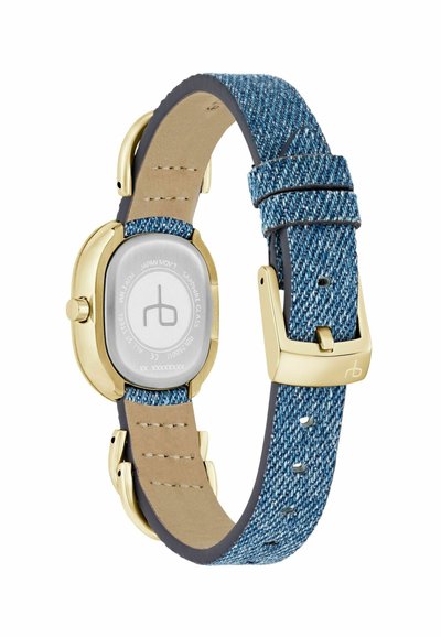 Aranyszínű óra téglalap alakú tokban, kék farmermintás szövet szíjjal és sima barna bőr belső béleléssel. Ezüst színű hátlap látható.