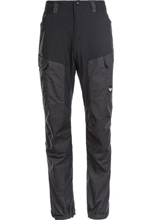 Sorte bukser med en blanding af glat og tekstureret stof, som har flere lommer og en tapered design ved anklerne.