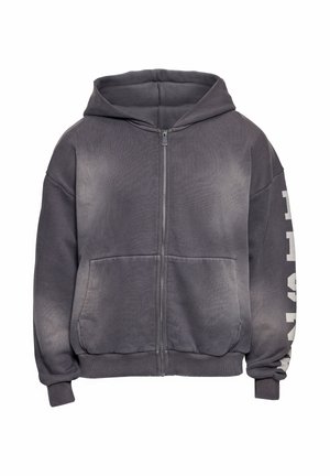 Ciemnoszara bluza z kapturem na zamek, z przednimi kieszeniami, prążkowanymi mankietami i widocznym częściowo białym napisem na lewym rękawie.