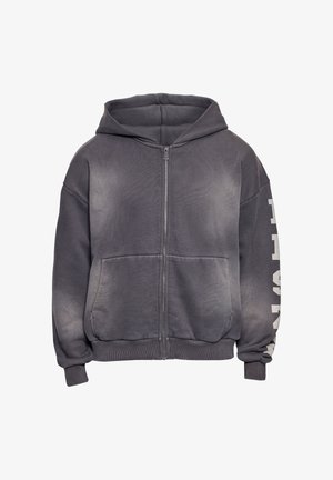 Ciemnoszara bluza z kapturem na zamek, z przednimi kieszeniami, prążkowanymi mankietami i widocznym częściowo białym napisem na lewym rękawie.