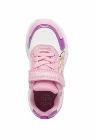 Sneaker rosa e bianco con una chiusura a strappo, caratterizzato da una linguetta in rete e un design colorato sui lati. Accenti viola sul tallone e sulla chiusura.