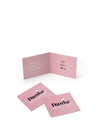 Pinky apsveikuma kartiņa ar salocītu dizainu. Priekšējā pusē ir uzraksts "Danke" melnā krāsā ar zieda akcentu. Iekšpusē ir lined telpa rakstīšanai.
