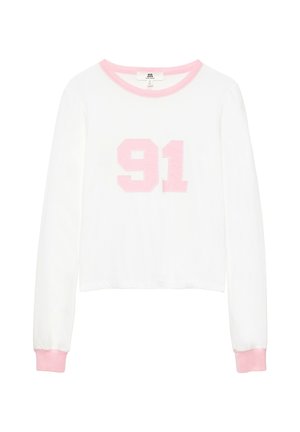 Chemise blanche à manches longues avec col et poignets roses, arborant un grand numéro 91 rose sur le devant.