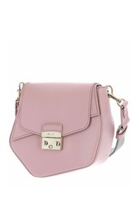 Borsa a tracolla in pelle rosa con patta, hardware in argento e forma geometrica. Presenta una tracolla removibile e un gancio metallico.