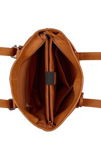 Bolso de cuero marrón con dos compartimentos interiores, cierre con cremallera y un acabado texturizado. Cuenta con correas ajustables para un uso versátil.