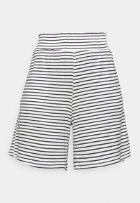 Gestreepte shorts met een smocktailie, gemaakt van een zachte stof met smalle marineblauwe strepen op een witte achtergrond.