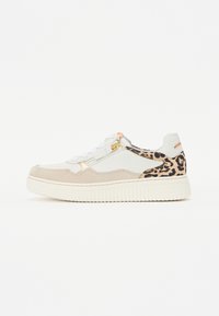 Sneaker met een combinatie van grijs en beige suede, gouden accenten en een luipaardprintpatroon aan de zijkant, met een gestructureerde witte zool.