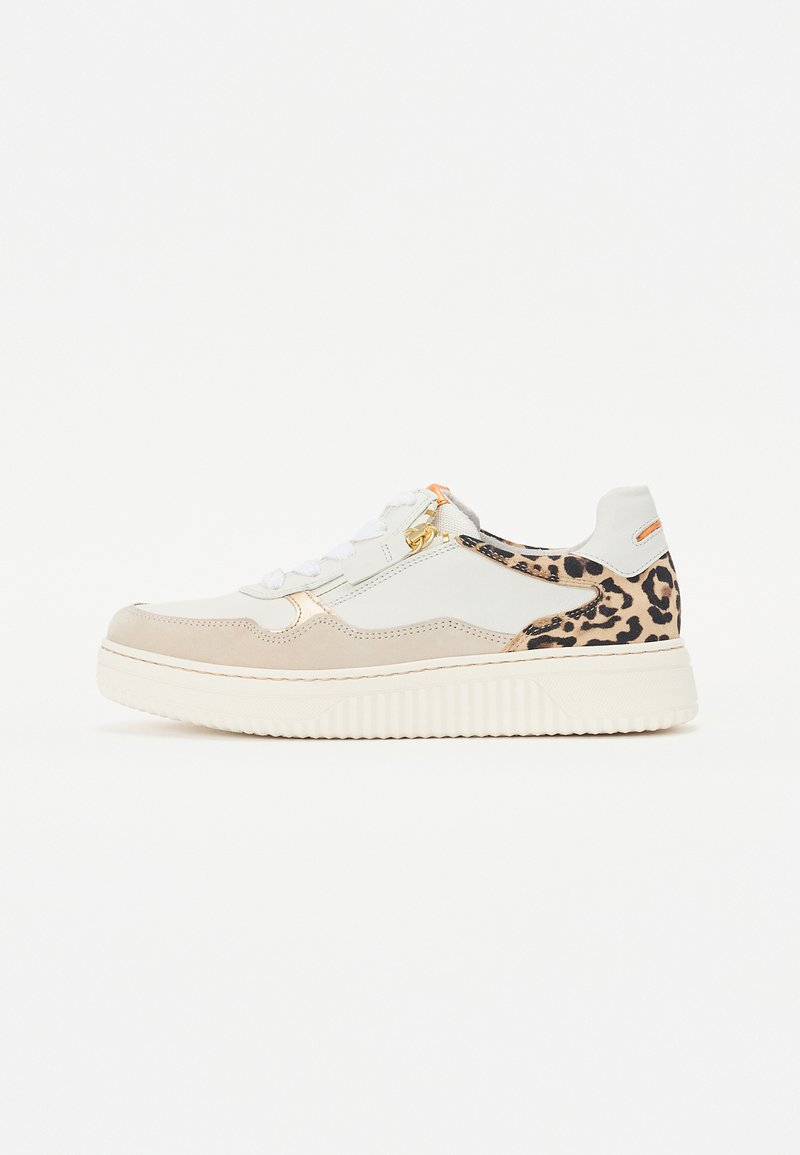 Sneaker met een combinatie van grijs en beige suede, gouden accenten en een luipaardprintpatroon aan de zijkant, met een gestructureerde witte zool.