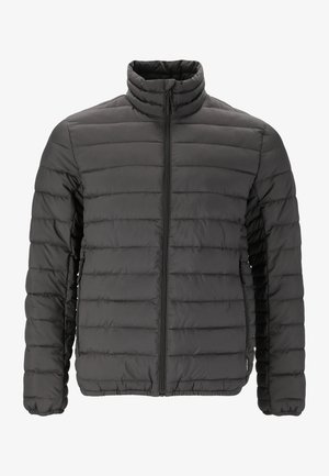 Polstret sort jakke med høj krave, med vandret quiltet struktur, frontlynlås og sidelommer. Glat stoffinish.