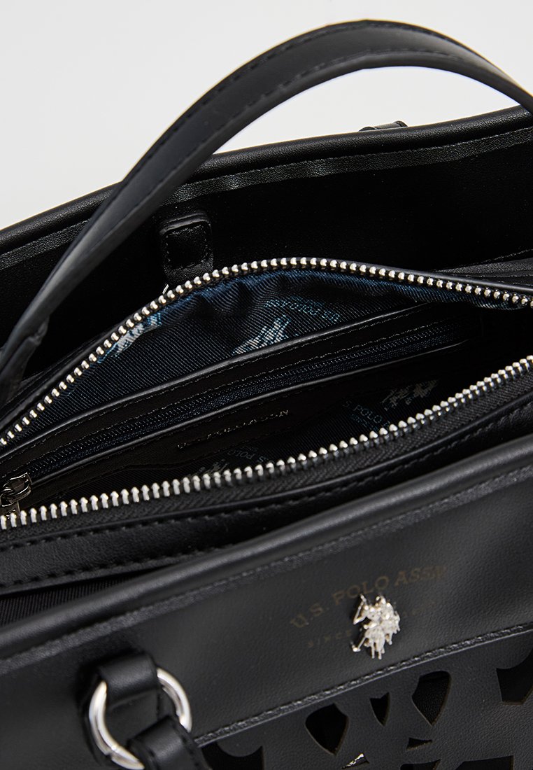 Schwarze Lederhandtasche mit Reißverschlussöffnung, mehreren Innenfächern und Ausschnittdesign-Details. Akzente aus silberfarbenem Metall.