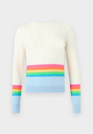 Hvid langærmet sweater med blå kant og manchetter, med vandrette regnbuestriber over brystet og de nederste ærmer.