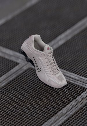 Nike Sportswear SHOX R4 - Sneakers basse - college grey/black/university red/metallic silver
