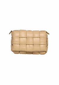 Borsa clutch in pelle intrecciata beige con forma rettangolare, caratterizzata da una texture liscia e una chiusura con zip con dettagli in metallo dorato.