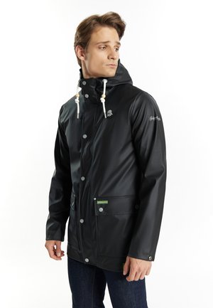 Schwarze wasserdichte Jacke mit Kapuze, Frontknöpfen und zwei Seitentaschen. Verfügt über weiße Kordeln und ein kleines Logo auf der Brust.