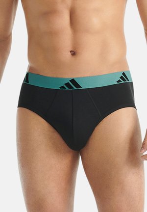 Černé boxerky s světle modrým elastickým páskem, který má černé diagonální pruhy. Tkanina vypadá hladce a těsně obepíná.
