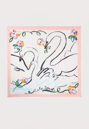 Μεταξωτό μαντήλι με ροζ περίγραμμα, που απεικονίζει τρεις κύκνους με μαύρο περίγραμμα ανάμεσα σε πολύχρωμα λουλούδια και πράσινα κλήματα, με την επιγραφή «Kate Spade» στο κάτω μέρος.