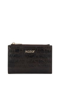 Portafoglio in pelle marrone con finitura texture, con strisce orizzontali e un logo dorato. Chiusura con zip nella parte superiore per una conservazione sicura.