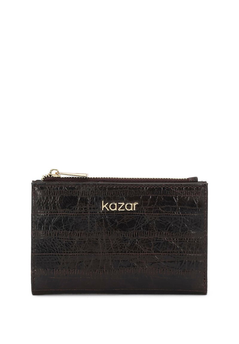 Portafoglio in pelle marrone con finitura texture, con strisce orizzontali e un logo dorato. Chiusura con zip nella parte superiore per una conservazione sicura.