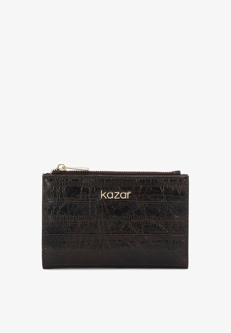 Rudas odinis piniginė su tekstūruotu paviršiumi, puošta horizontaliomis juostelėmis ir auksiniu logotipu. Užtrauktuko uždarymas viršuje, užtikrinantis saugų saugojimą.