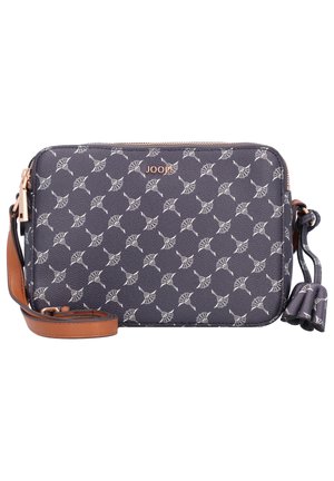 Donkergrijze crossbodytas met wit geometrisch patroon, bruine verstelbare band, merknaam "JOOP!" in goud en decoratieve kwast aan de ritssluiting.