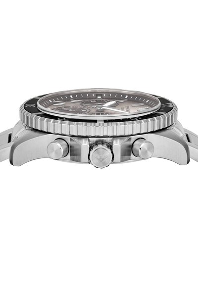Seitenansicht einer silbernen Chronograph-Armbanduhr mit einer schwarzen Lünette und drei Bedientasten auf der rechten Seite.