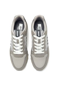 Zapatillas grises que presentan una combinación de materiales de ante y malla, con cordones blancos y una suela texturizada. Incluye una marca negra en las plantillas.