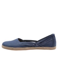 Marineblauwe platte schoen met een afgeronde neus, gemaakt van glad leer. Heeft een geweven bandontwerp aan de zijkanten en een gestructureerde espadrillezool.