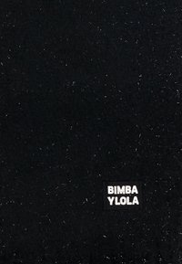 Bufanda de lana negra con una textura suave y un sutil brillo. Presenta una etiqueta rectangular con texto blanco "BIMBA Y LOLO" en la esquina inferior.