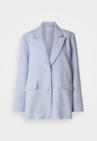 Světle modrý blejzr z hladkého materiálu, s klopami a jednobuttonovým zapínáním, a dvěma předními kapsami. Krátké, zúžené rukávy.