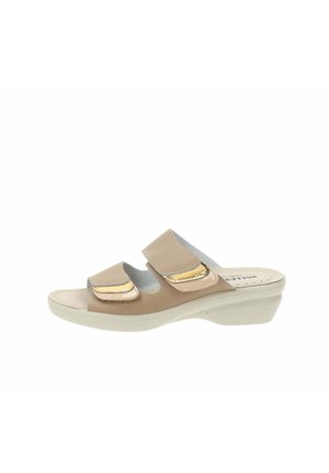 Sandali in pelle beige con due cinturini regolabili in Velcro e accessori in tonalità oro, su una soletta a cuneo di colore chiaro. Soletta interna morbida visibile.