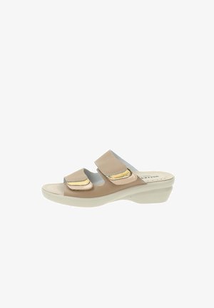 Sandali in pelle beige con due cinturini regolabili in Velcro e accessori in tonalità oro, su una soletta a cuneo di colore chiaro. Soletta interna morbida visibile.