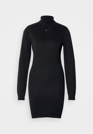 Abito nero a collo alto realizzato in tessuto lavorato a maglia, con maniche lunghe e vestibilità slim. Piccolo logo in evidenza sul petto; texture liscia.