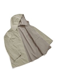 Giacca leggera khaki con cappuccio, caratterizzata da una texture liscia, chiusura con zip e colore interno a contrasto. Design semplice con maniche lunghe.
