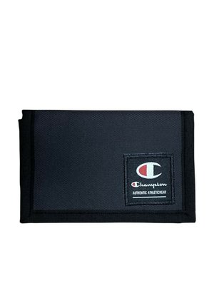 Cartera de tela negra plegada con el parche con el logo de Champion que dice "Authentic Athleticwear" en la esquina inferior derecha.