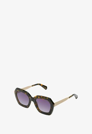 Lunettes de soleil en écaille de tortue avec une monture octogonale, verres dégradés violets et accents en métal doré sur les branches et les charnières.