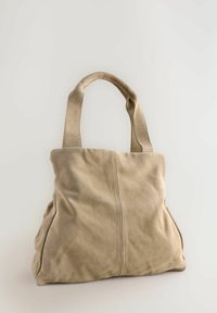Beżowa zamszowa torba typu tote z szerokimi materiałowymi uchwytami, miękką fakturą i minimalistycznym designem z detalami szwów z przodu.