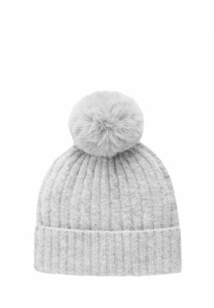 Un bonnet en tricot gris avec un motif en côtes texturé et un grand pompon en fourrure douce sur le dessus.
