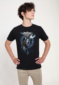 Svart bomulls-t-shirt med en grafisk bild av en hand som håller en hammare, omgiven av blå blixtar och ordet "WORTHY" i fet stil.
