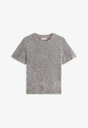 Pull gris à manches courtes en tissu duveteux avec col ras du cou et ourlet côtelé, posé à plat sur un fond blanc.