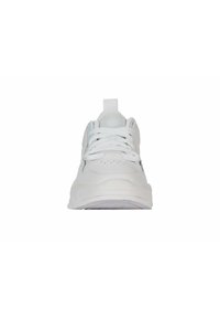 Weißer Sneaker mit einem glatten Lederobermaterial, runder Zehenpartie und farblich abgestimmten Schnürsenkeln. Verfügt über eine Zuglasche an der Ferse und strukturierte Akzente an den Seiten.