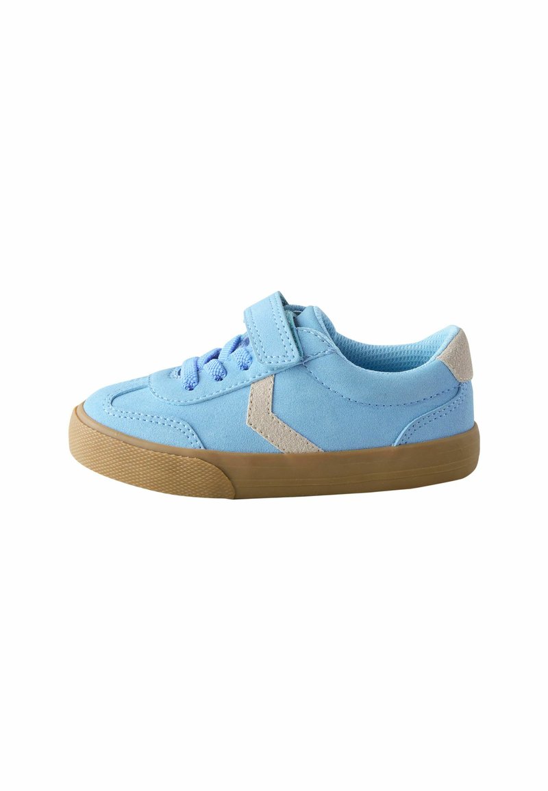 Lyseblå ruskindsneakers med et Velcro-bånd, tekstureret gummisål og beige detaljer. Har rund tå og kontrasterende snørrehuller.