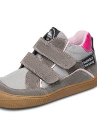 Scarpe per bambini di colore grigio chiaro e rosa con tomaia in tessuto e camoscio, due cinturini a strappo e suola in gomma con dettagli testurizzati.
